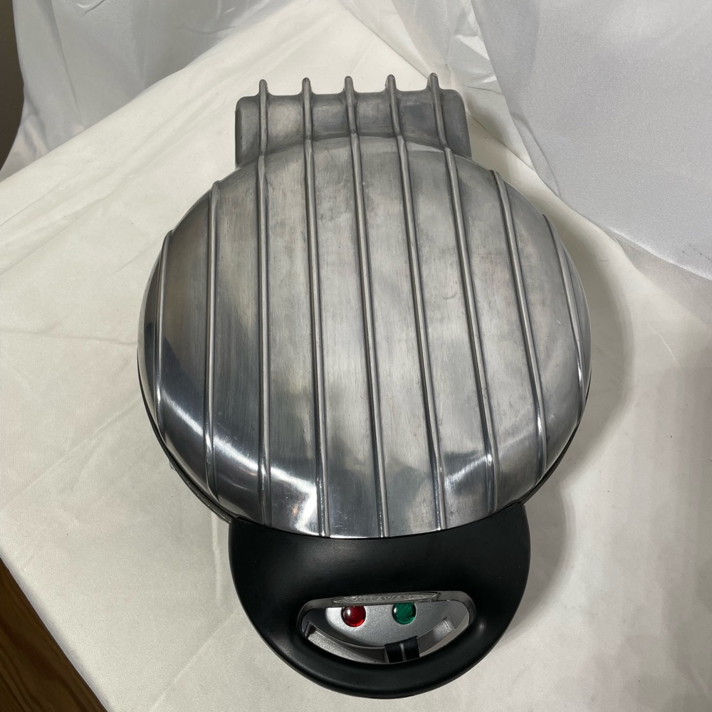 VILLAWARE 2002 Heavy Duty Die-cast Aluminum UNO Belgian Round Waffle Maker